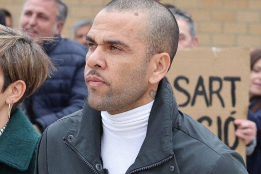 Daniel Alves faz grande festa após sair da prisão, diz jornal espanhol