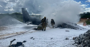Avião da PF cai e deixa 2 mortos no aeroporto da Pampulha, em BH.