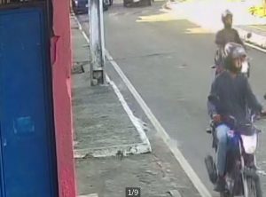 Bandidos em motocicletas assaltam mulher em Simões Filho; crime foi registrado por câmeras de segurança
