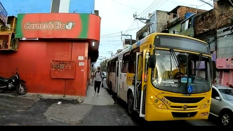 SUBÚRBIO DE SALVADOR: Homem fica preso entre rodas de ônibus em Fazenda Coutos
