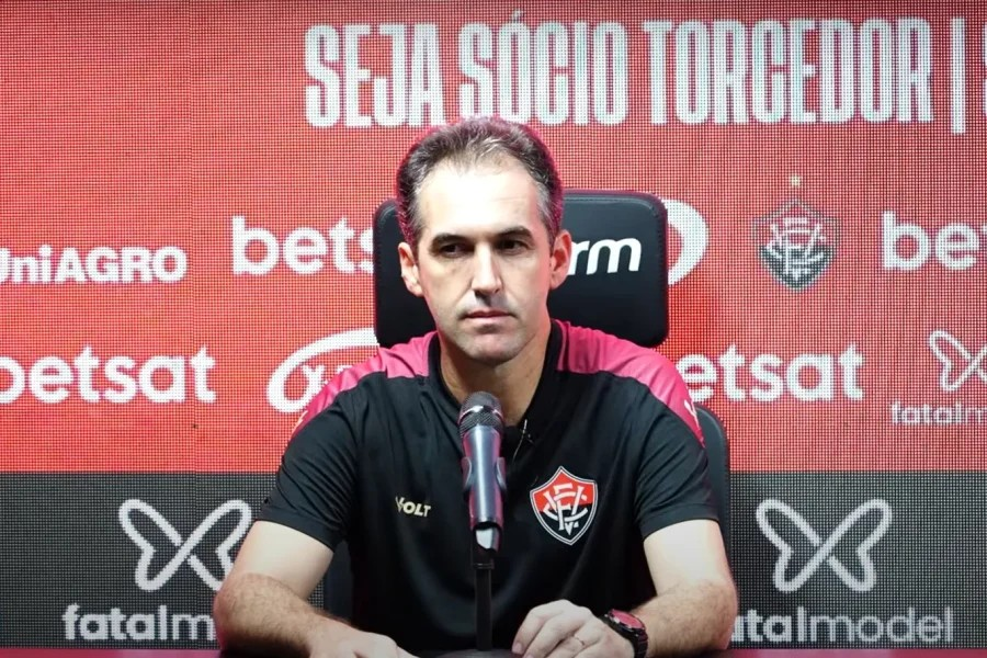Técnico do Vitória lamenta desatenção e critica arbitragem após derrota para o Vasco