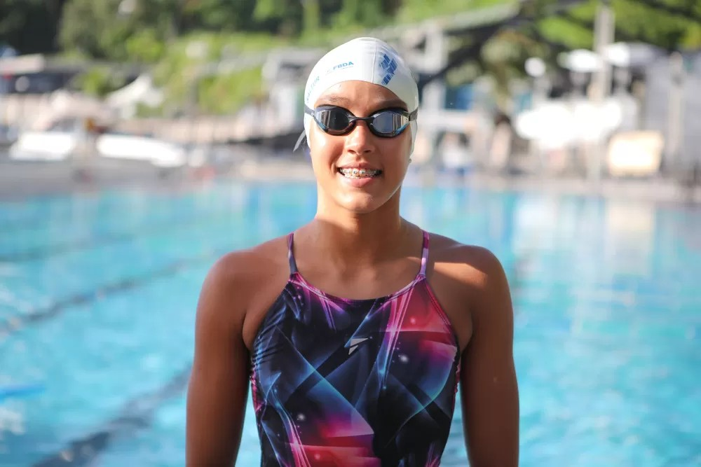 Com apoio da Prefeitura, jovem atleta baiana desponta como promessa da natação